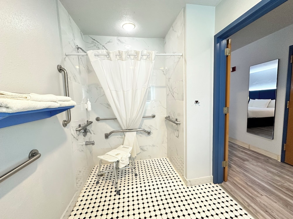 Room, 1 Queen Bed, Accessible, Non Smoking (Mobility Accessible) - Photo 8