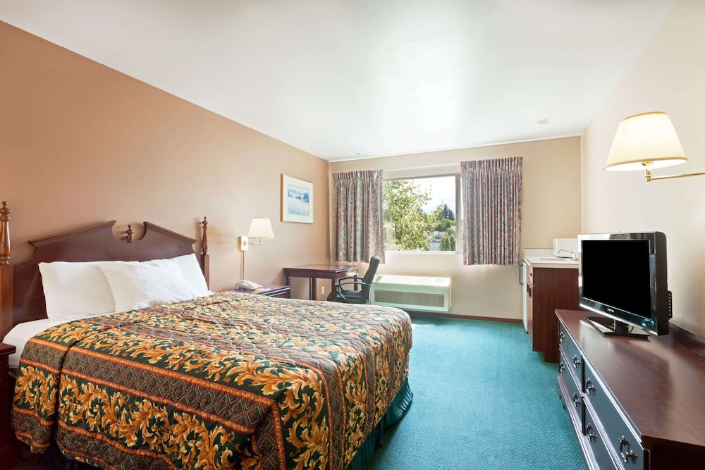 Standard Studio Suite, 1 Queen Bed, Non Smoking, Jetted Tub - Photo 5