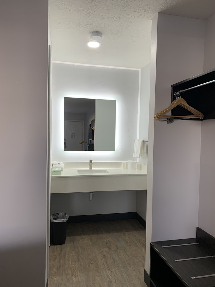 Deluxe Room, 1 King Bed, Accessible, Non Smoking - Photo 4
