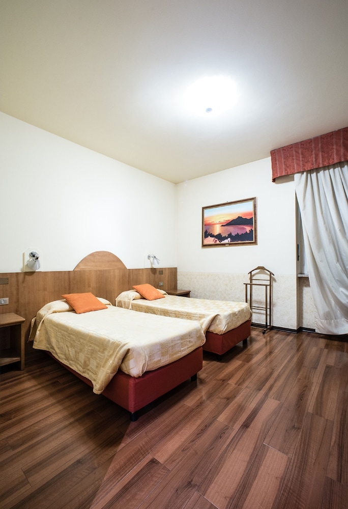 Twin Room - Photo 1
