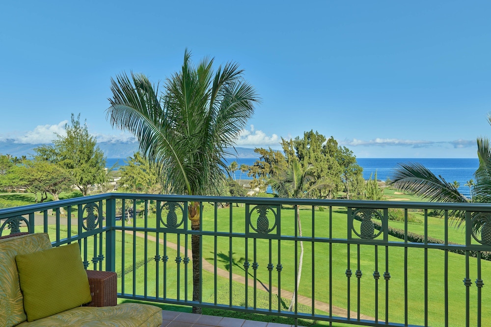 1 Bedroom Suite, Club Lounge access,1 King Bed and Sofa Bed, Oceanfront - Photo 2