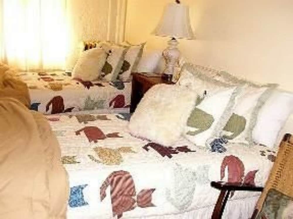 Standard Twin Room, Mountain View (Red Room) photo 1