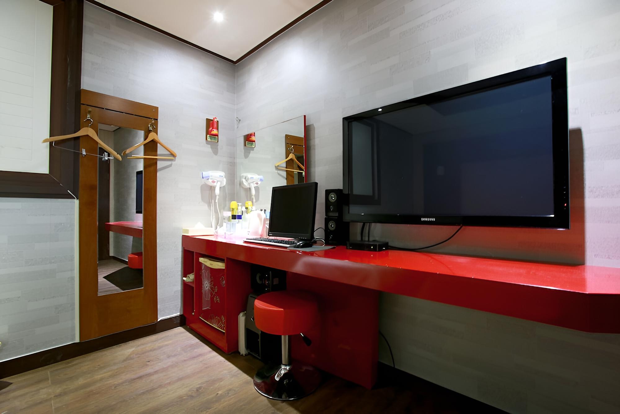 Room (Twin/ Twin (1 queen bed + 1 single)) - Photo 1