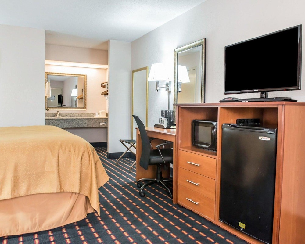 Standard Room, 1 King Bed, Non Smoking - Photo 1