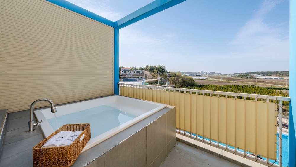 Basic Room, 1 Bedroom (Stay Shod – Deluxe 2F-1 (Pool/Random))