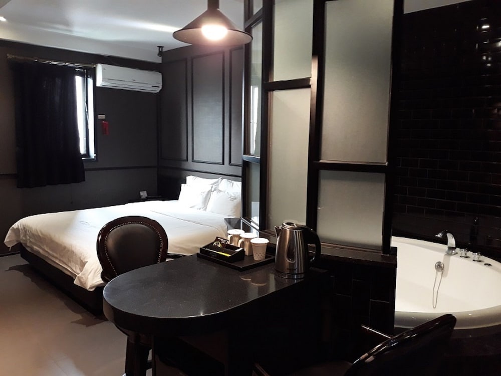 Royal Deluxe Room (Interior Design of a Room is Randomly Assigned Upon Check-in) photo 2