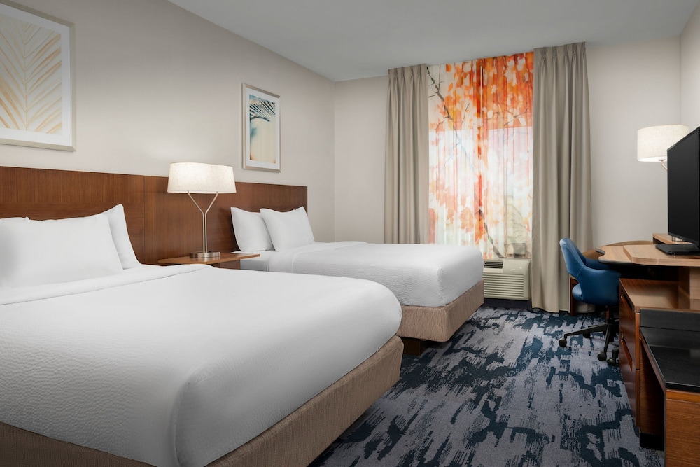 Room, 2 Queen Beds (Mobility Accessible, Tub)