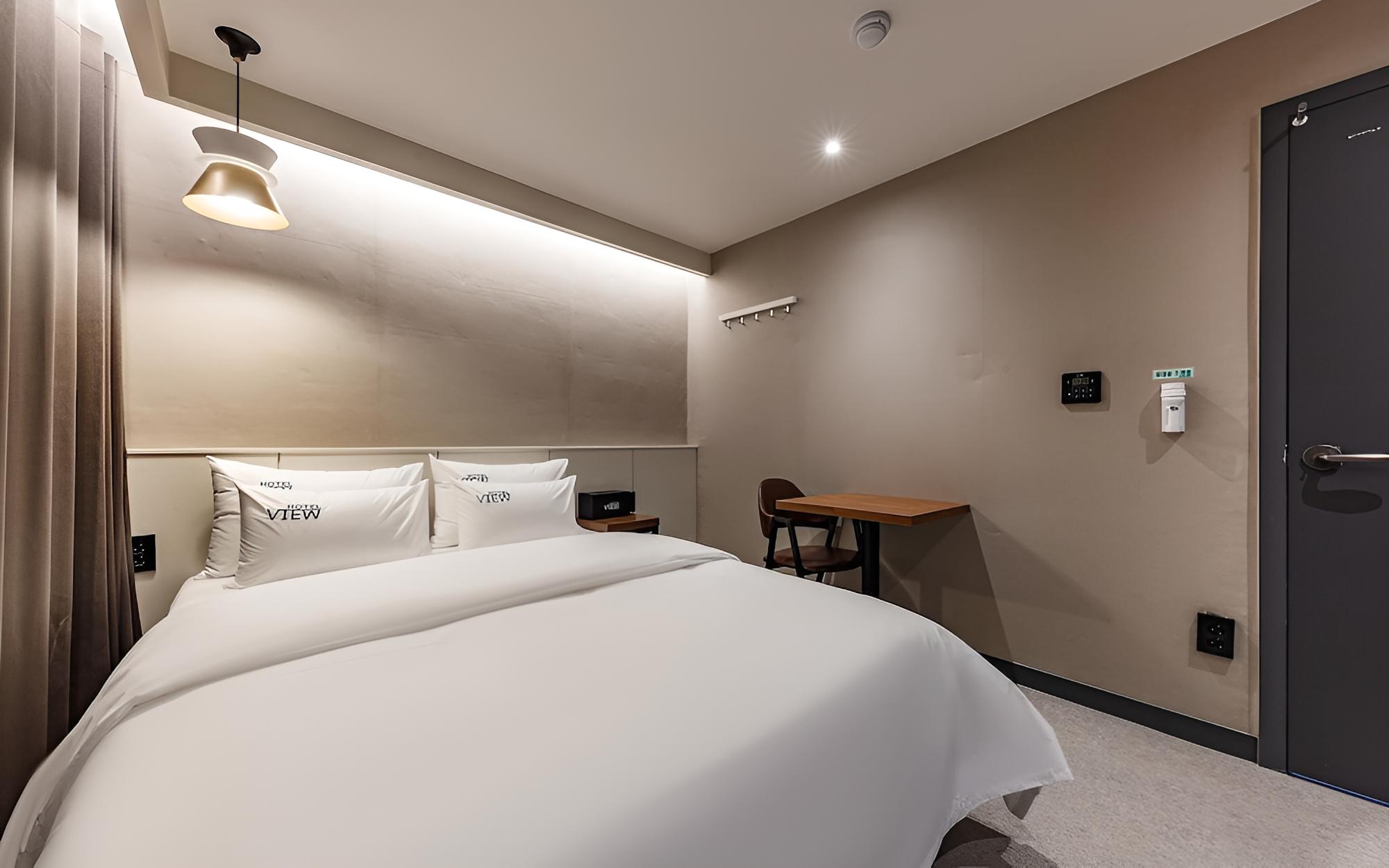 Room (Standard non-smoking room (65" l) - Photo 2