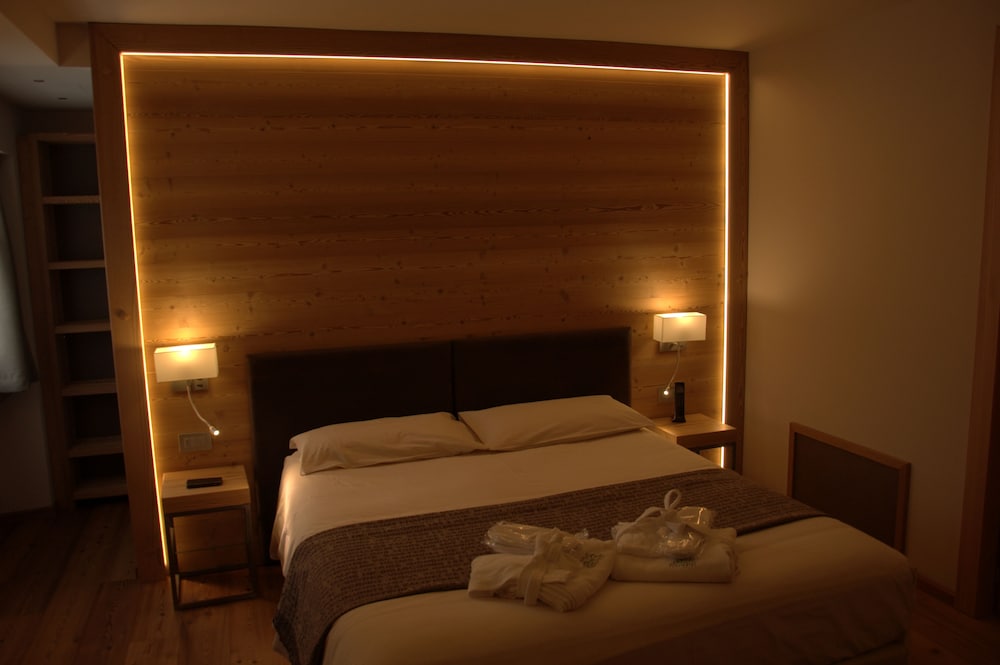 Suite, 1 Queen Bed, Balcony, Mountain View