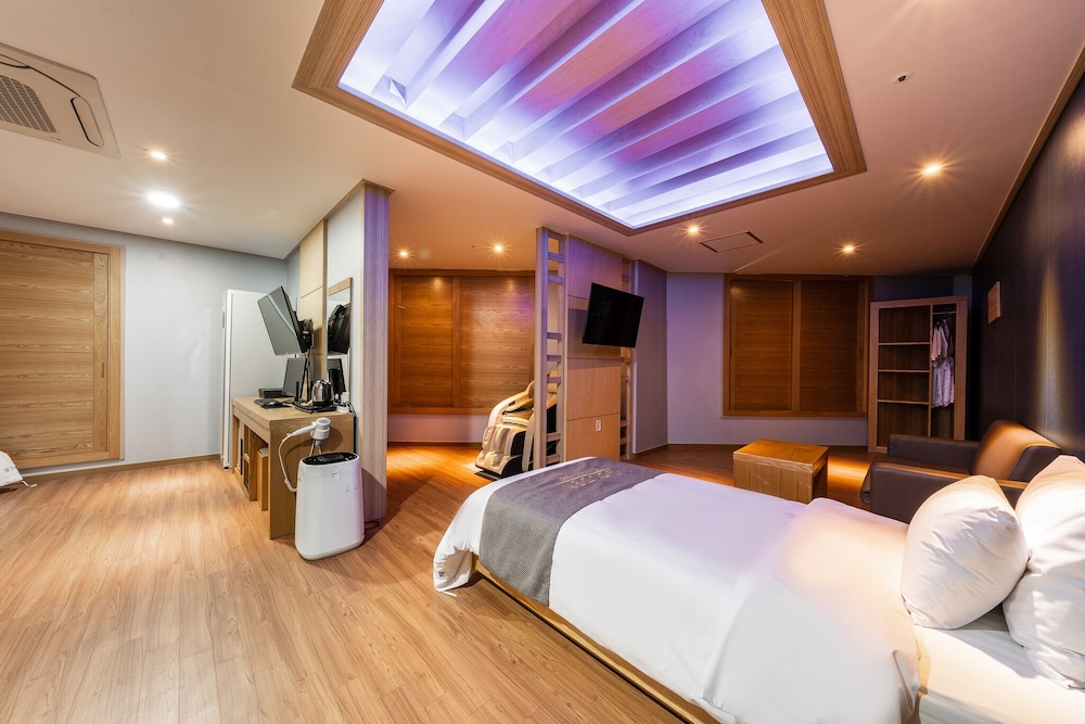 Premium Triple Room (Styler + Air Purifier + Massage Chair) photo 1