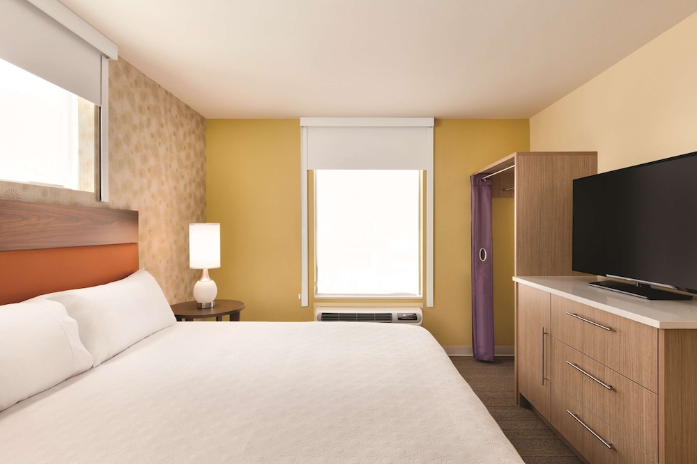 Suite, 1 King Bed, Accessible, Bathtub (Mobility & Hearing) photo 2