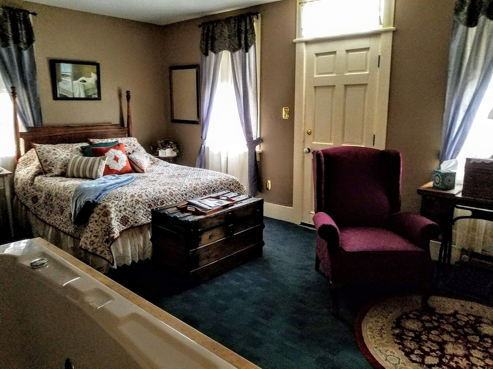 Room, Private Bathroom (3. The Sheboygan Room)