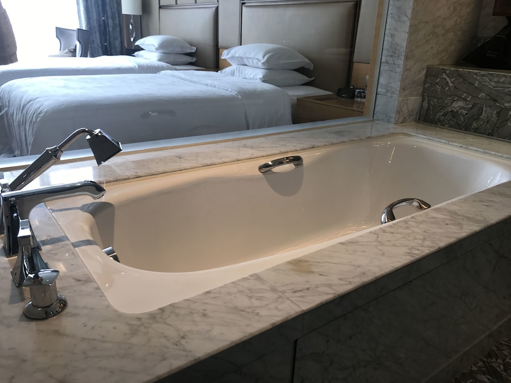 Room, 2 Double Beds - Photo 4