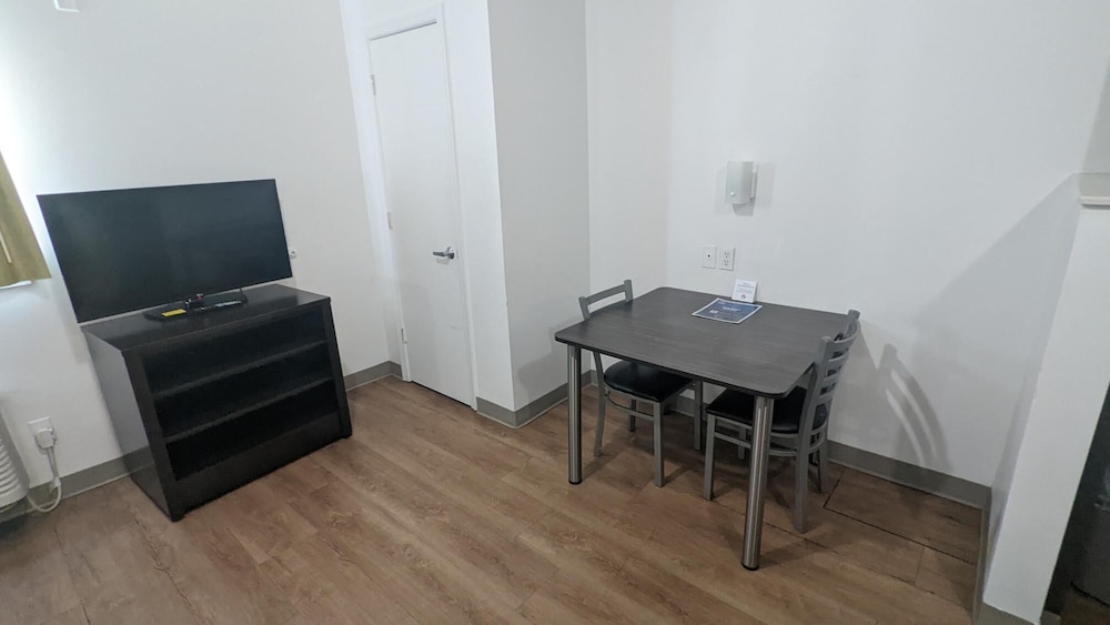 Standard Room, 1 Queen Bed, Smoking, Kitchenette photo 2