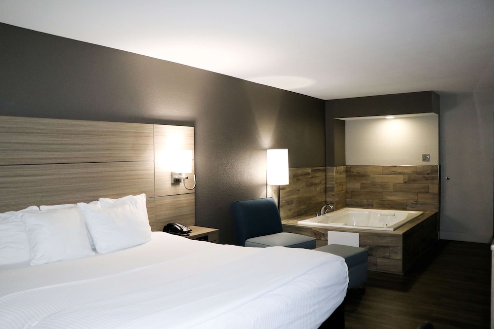 1 King Bed, Suite, Jetted Tub, Non-Smoking - Photo 1