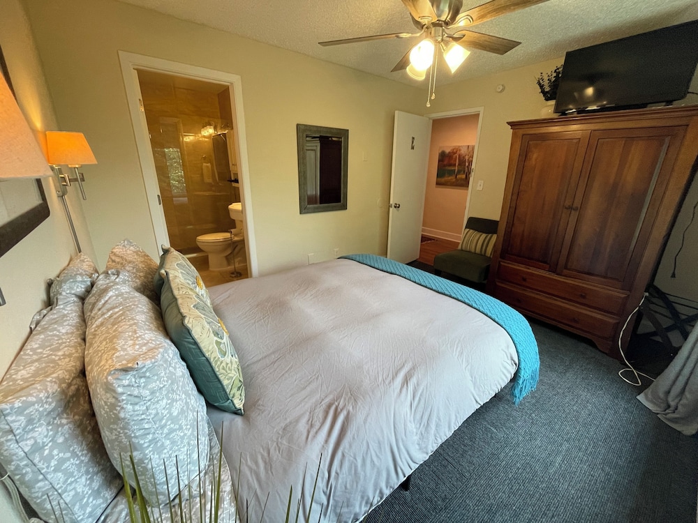 Private Room, Queen Bed, Private Bathroom, Room E, Arctic Fox photo 3