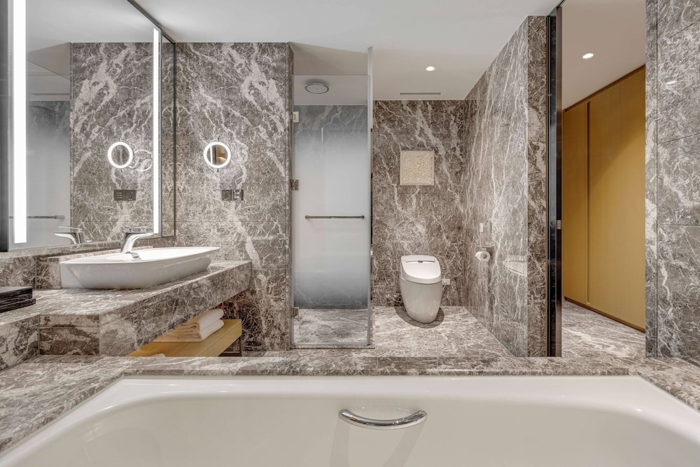 Executive Room, 1 King Bed, City View - Photo 4