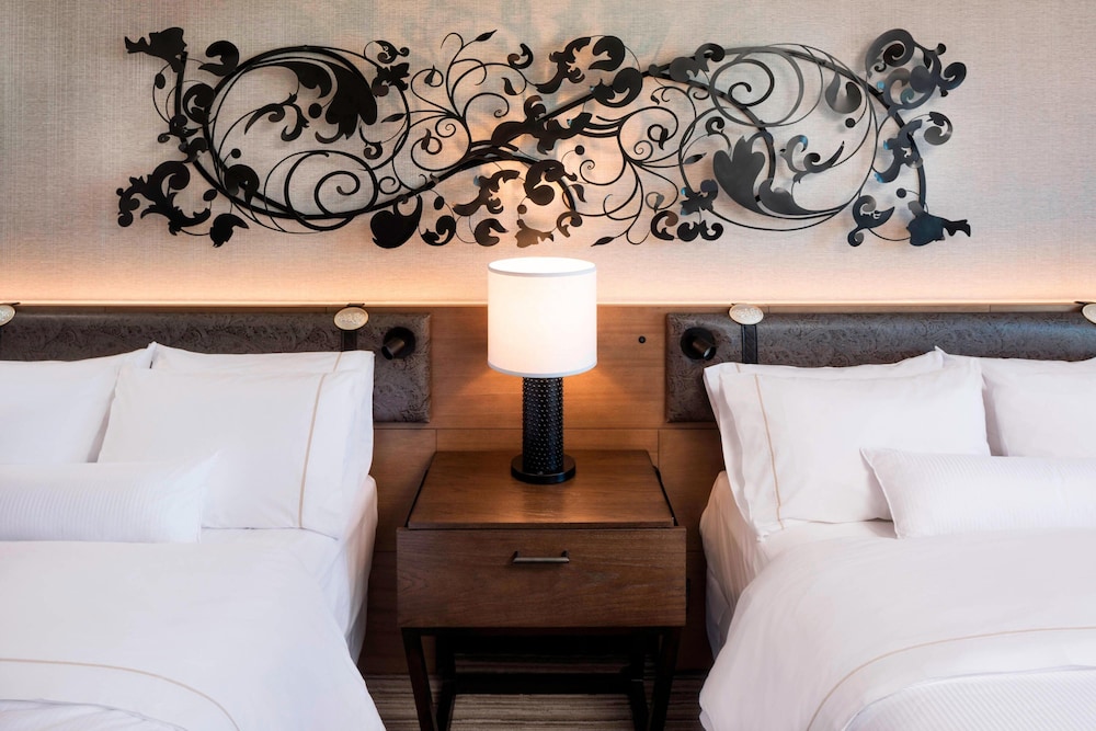 Traditional Room, 2 Queen Beds (Mobility/Hearing Access, Roll-In Shwr)