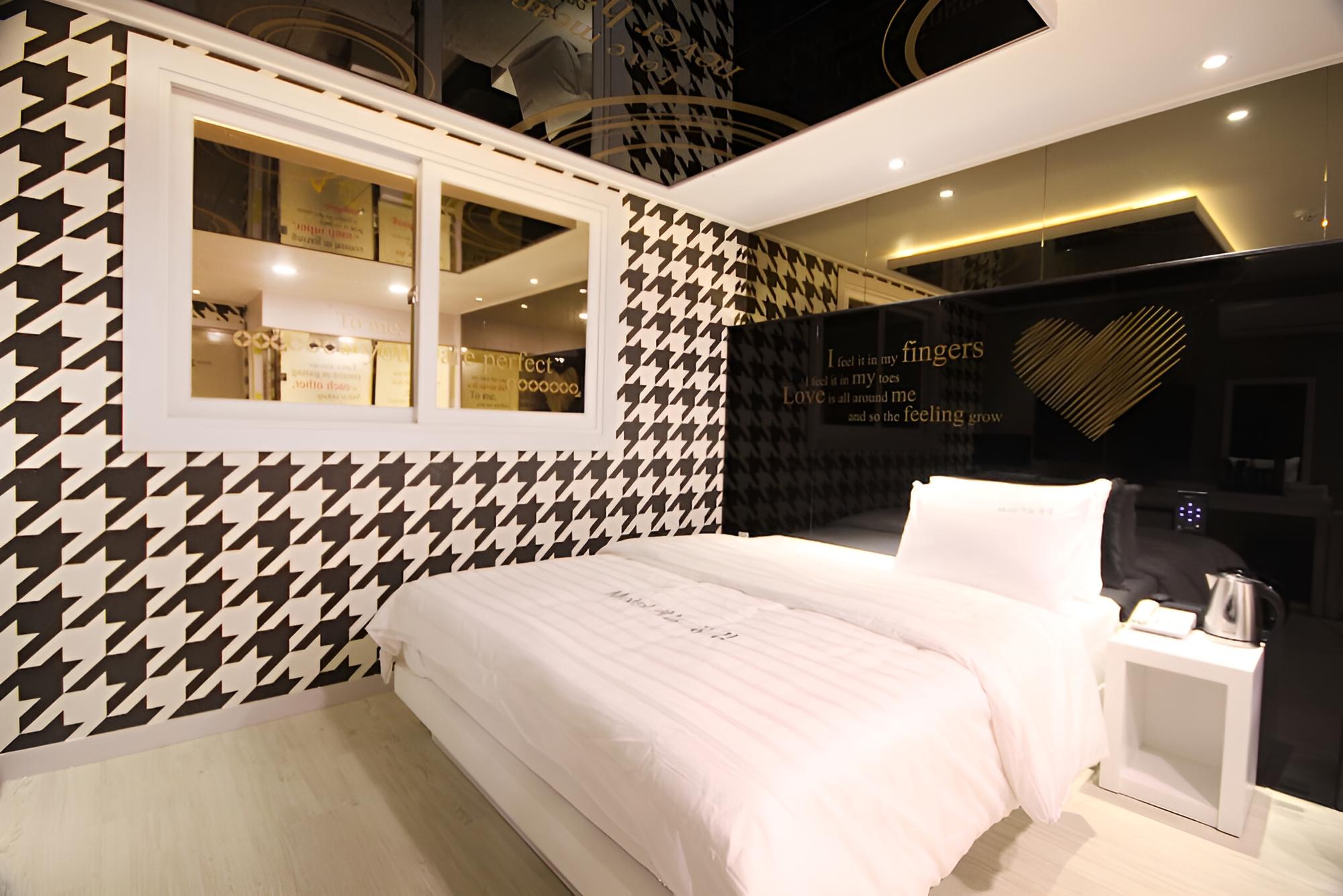Room (Standard Room) - Photo 12