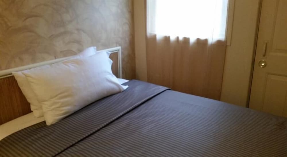 Standard Room, 1 Double Bed (Shared Bathroom) photo 2
