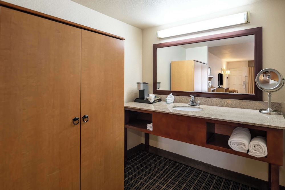 Standard Room, 2 Double Beds, Accessible, Refrigerator & Microwave - Photo 3