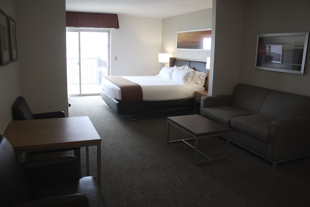 Standard Room, 1 King Bed, Balcony - Photo 6