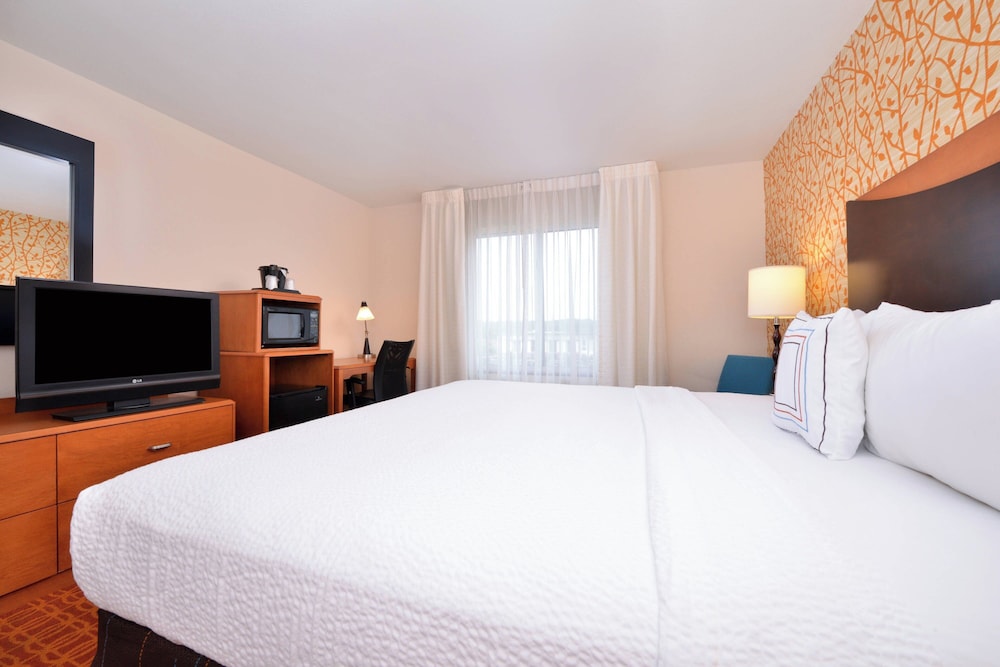 Room, 1 King Bed (Mobility/Hearing Access, Roll-in Shwr) - Photo 2