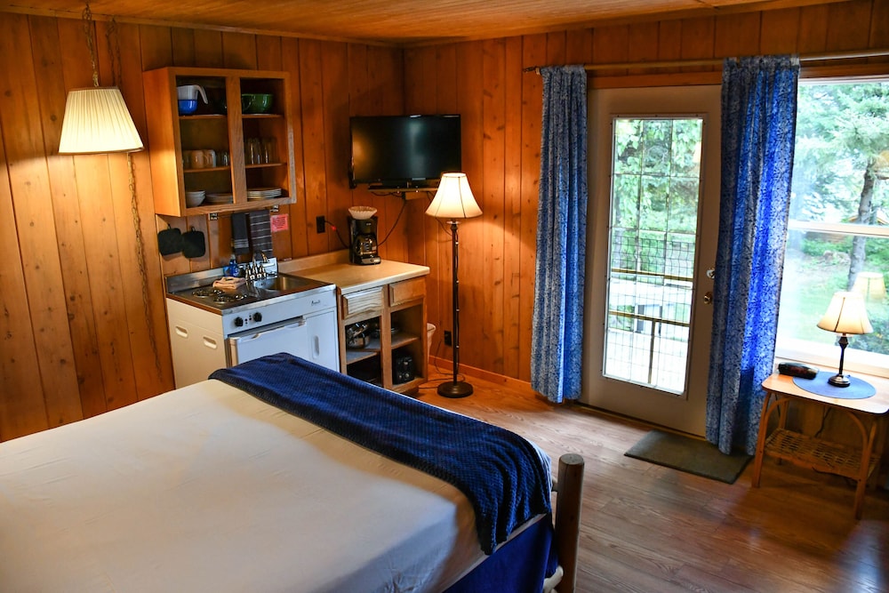 Traditional Room, 1 Queen Bed, Kitchenette, Lake View (Motel unit Not Pet Friendly) photo 1