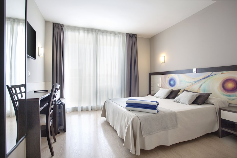 Double Room Pool or Sea View