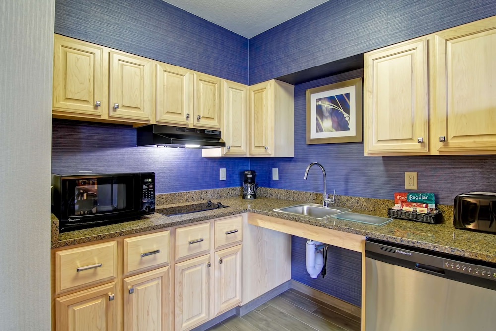 Suite, Accessible, Bathtub (1 Queen, 2 Double, and Sofabed) - Photo 4