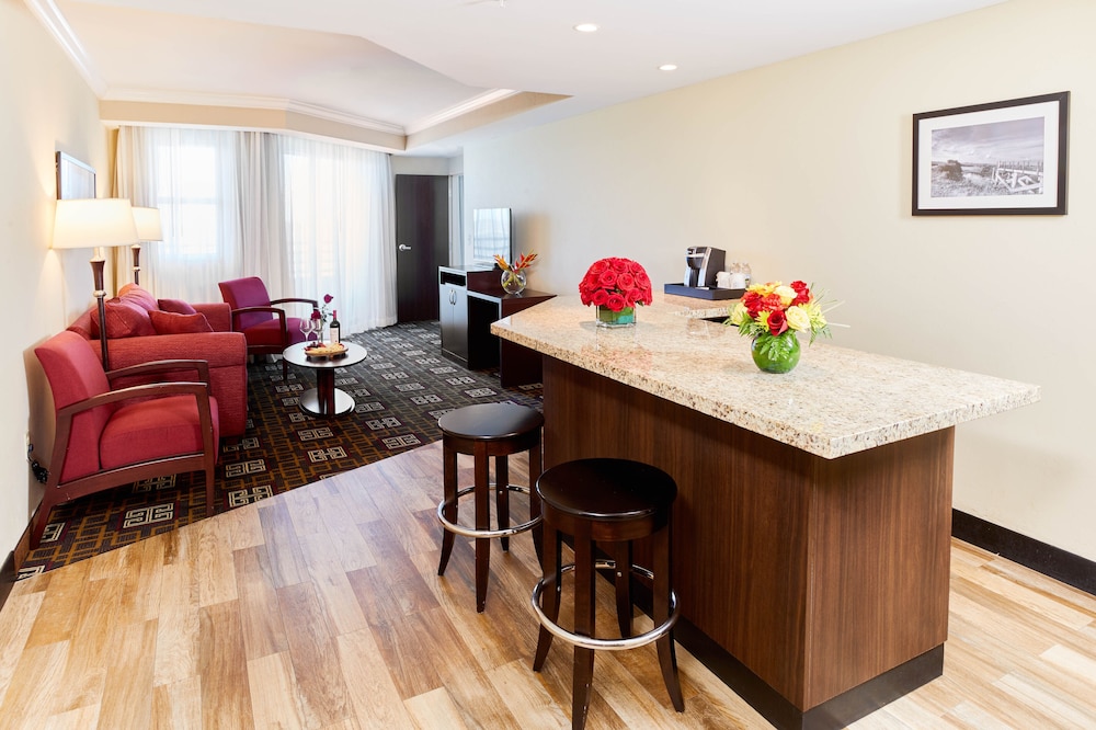 Deluxe Suite, 1 King Bed with Sofa bed photo 3