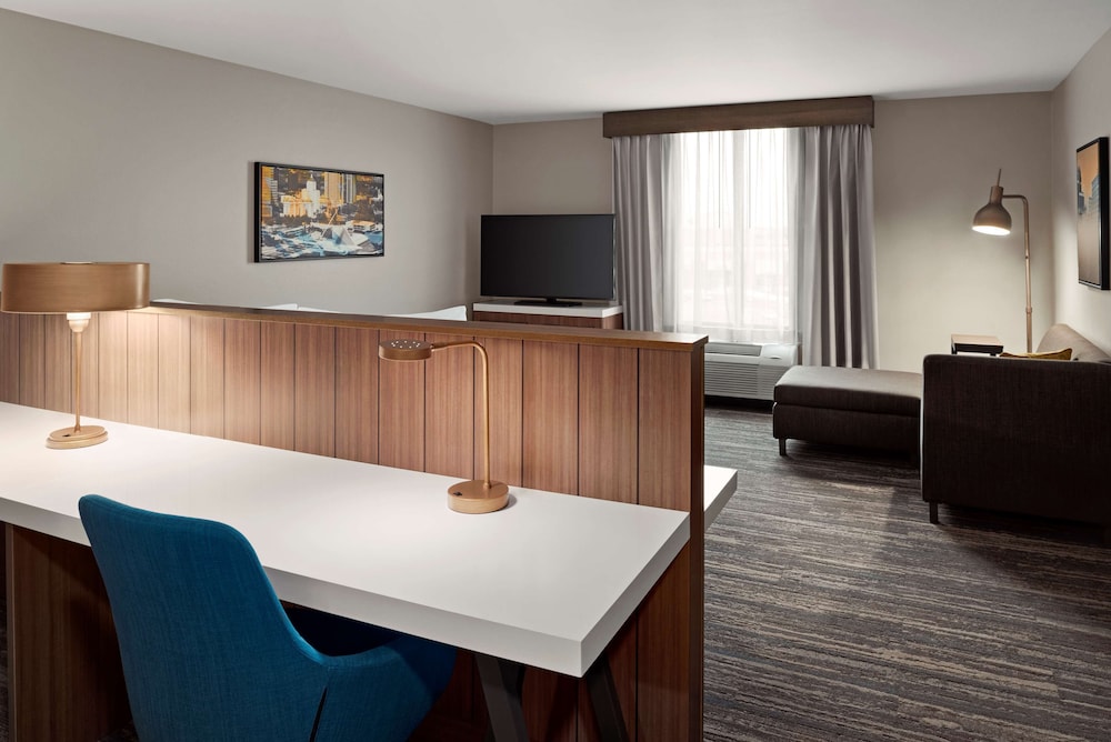 Deluxe Room, 1 King Bed, Accessible (Roll-In Shower) - Photo 5