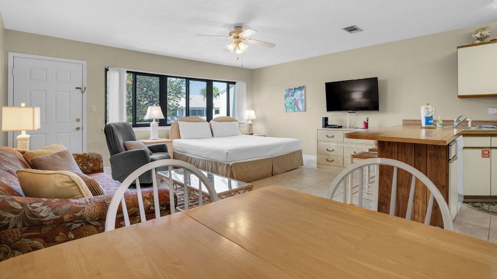 Studio Suite, Balcony, Garden View (Hidden Beach 235) photo 2
