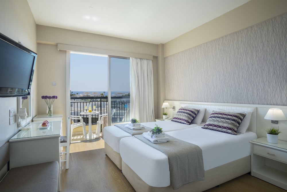 Double or Twin Room, Partial Sea View