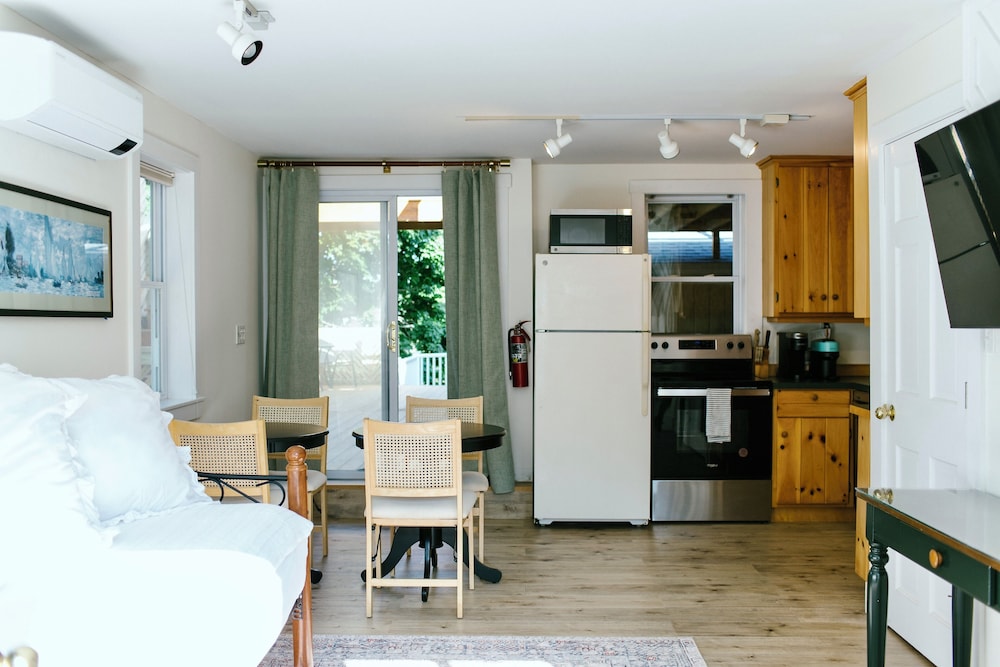 Grand Bungalow, 1 King Bed with Sofa bed, Kitchenette, Harbor View