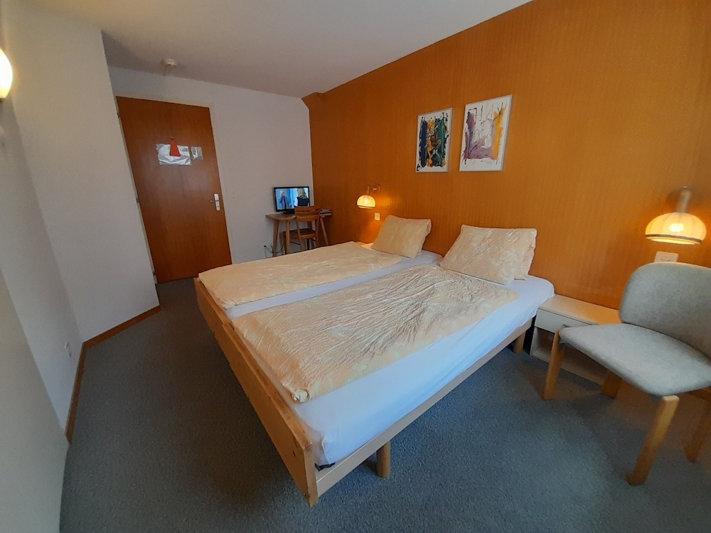 Basic Twin Room, Shared Bathroom photo 2