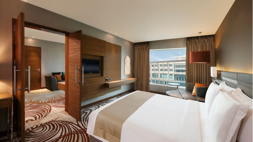 Suite, 1 King Bed, Smoking
