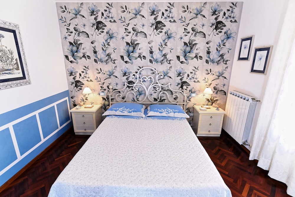 Deluxe Room, 1 Queen Bed, Non Smoking photo 1