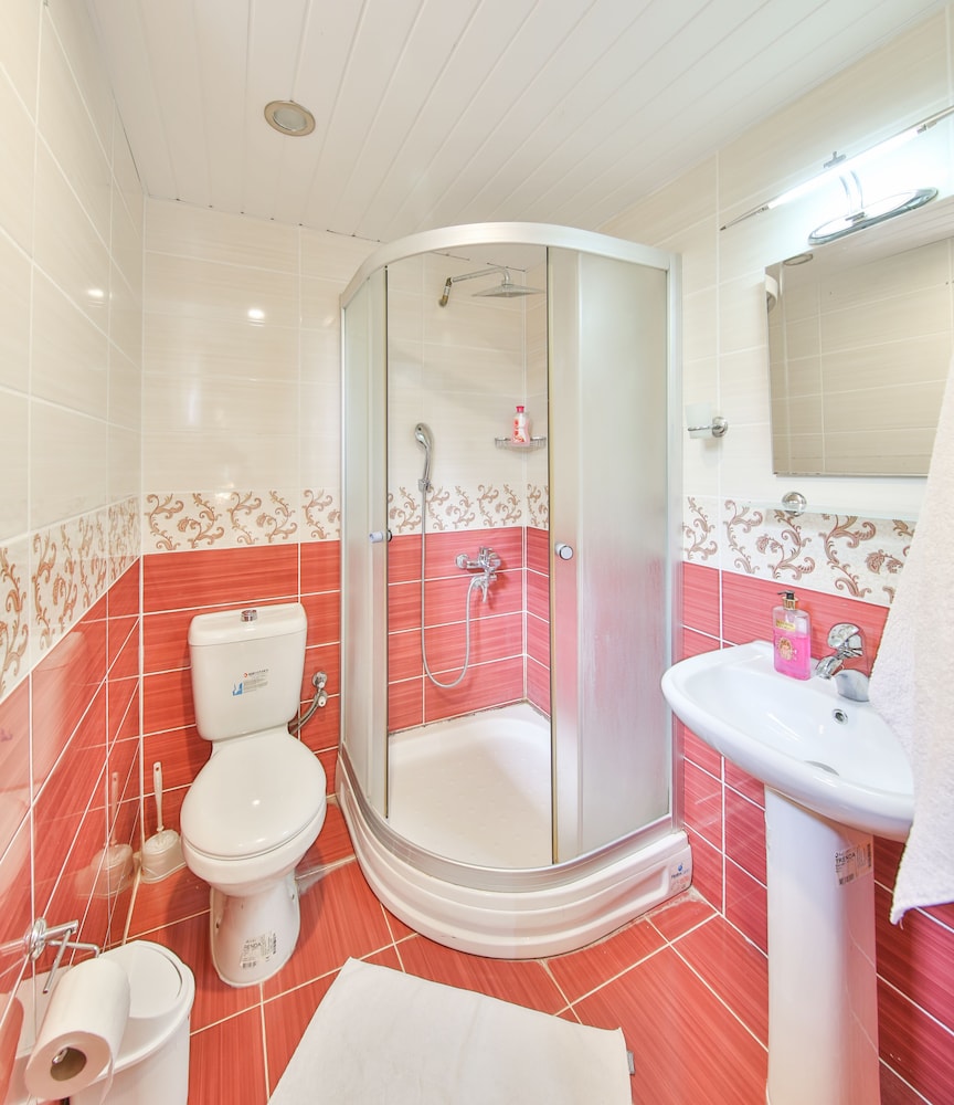 Comfort Studio Suite, 1 King Bed, Kitchen, Poolside photo 3