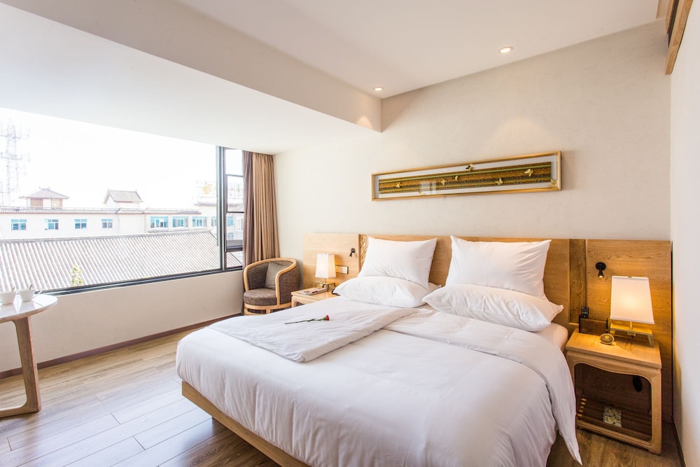 Courtyard Room, 1 King Bed photo 1