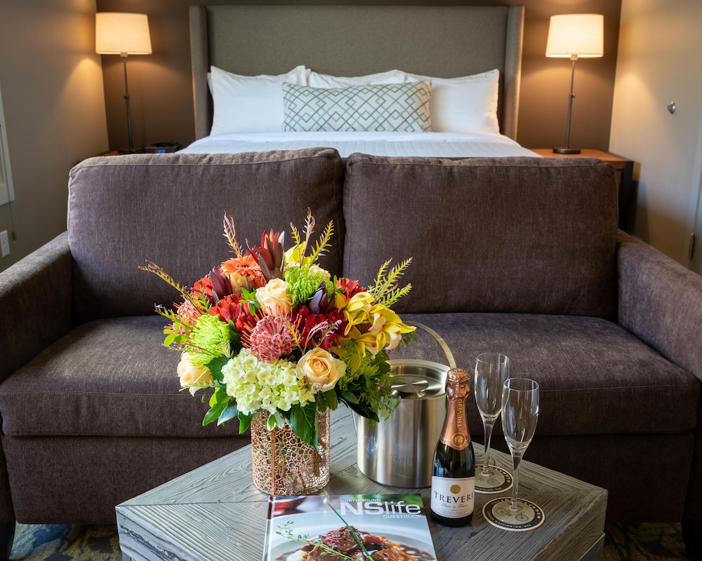 Premier Room, 1 King Bed with Sofa bed, Refrigerator photo 3