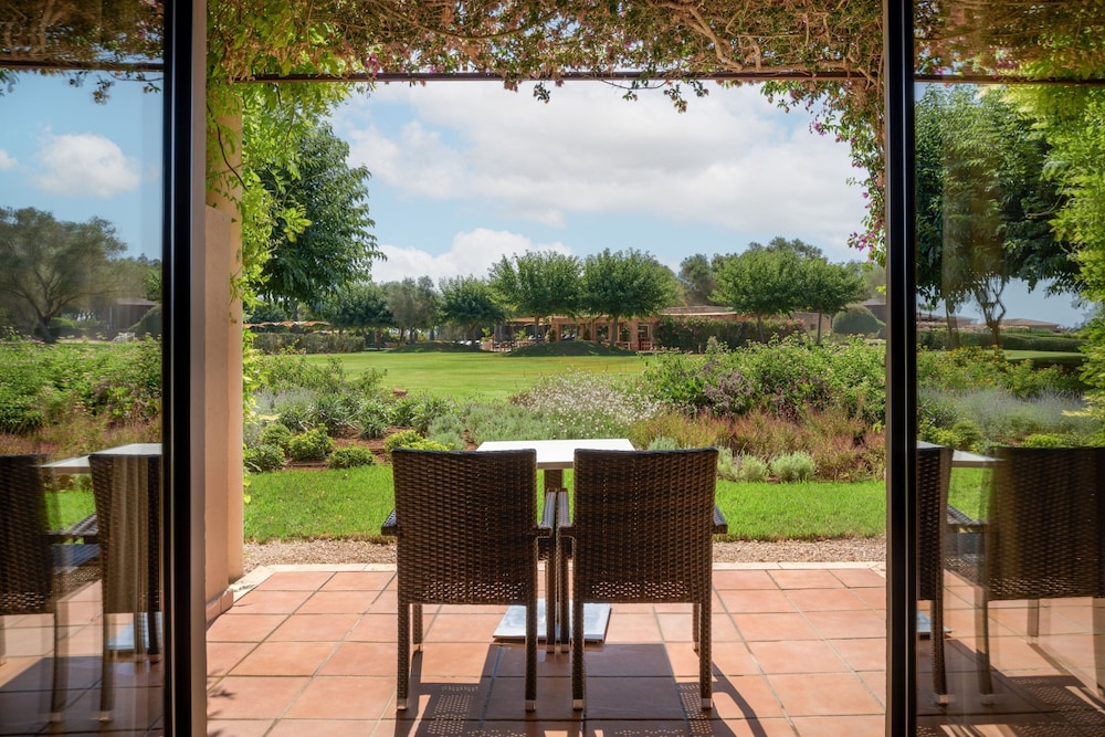 Deluxe Room, 1 King Bed, Garden View - Photo 13