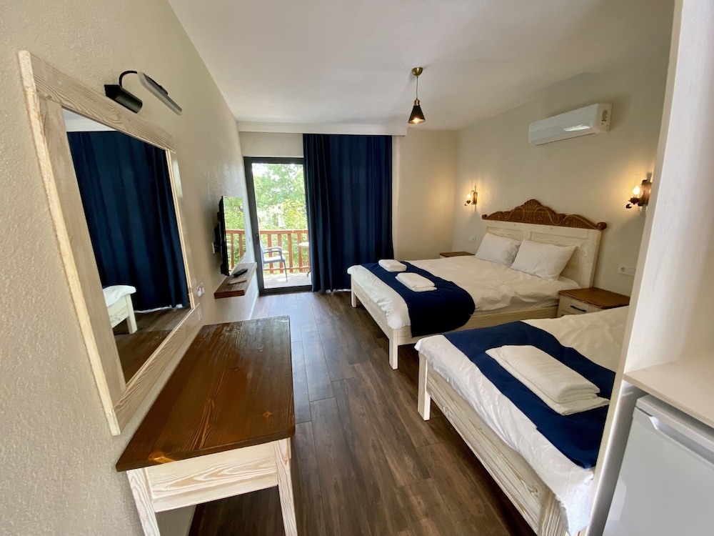 Luxury Triple Room, Partial Sea View photo 1