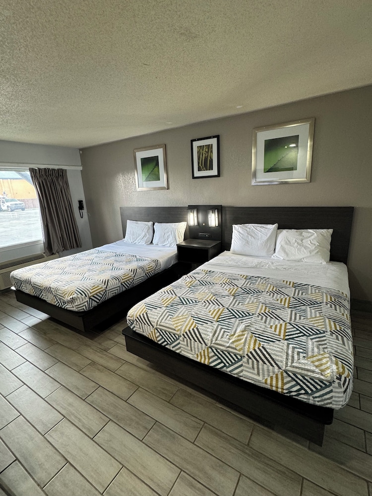 Standard Room, 2 Queen Beds, Non Smoking photo 3