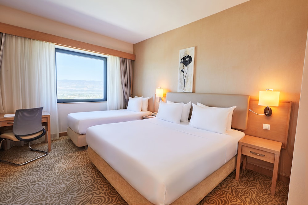 Triple Room with 1 King Bed + 1 Single Bed - Photo 1