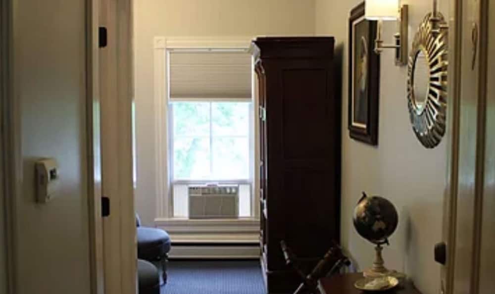Room, Private Bathroom (Seafarer - Queen Deluxe Room) photo 3