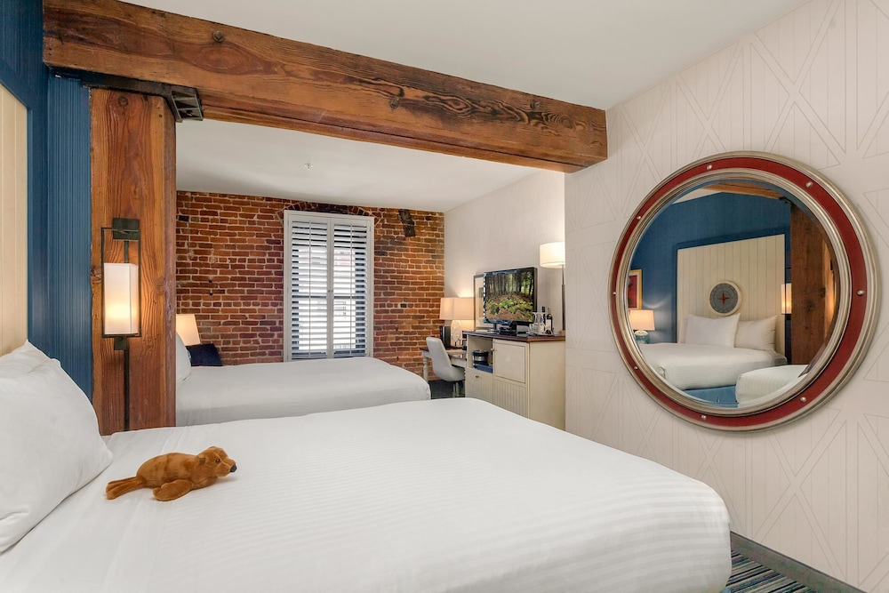 Room, 2 Queen Beds, Bay View thumbnail 5