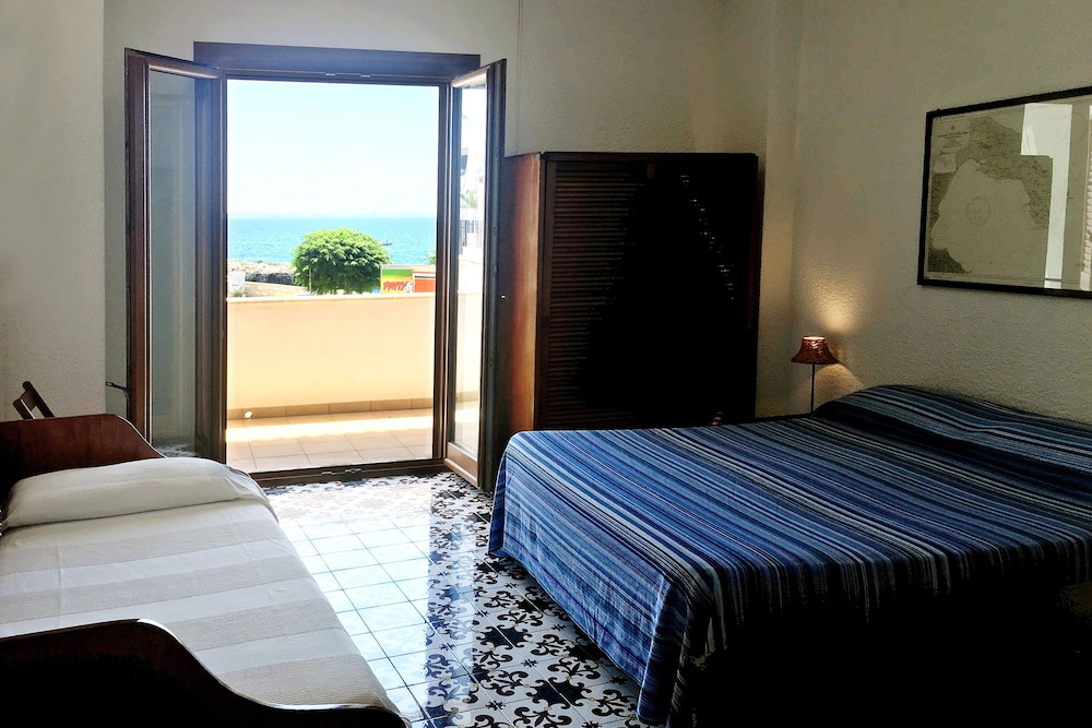 Classic Triple Room, Multiple Beds, Non Smoking, Sea View photo 2