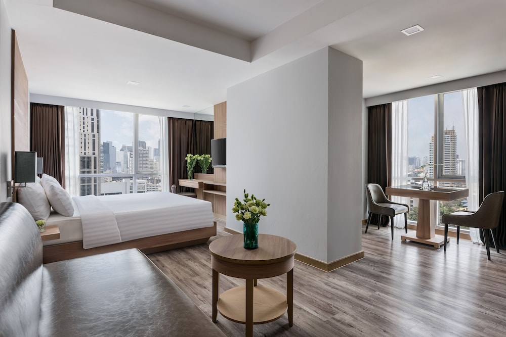 Deluxe Studio, 1 King Bed, City View photo 2