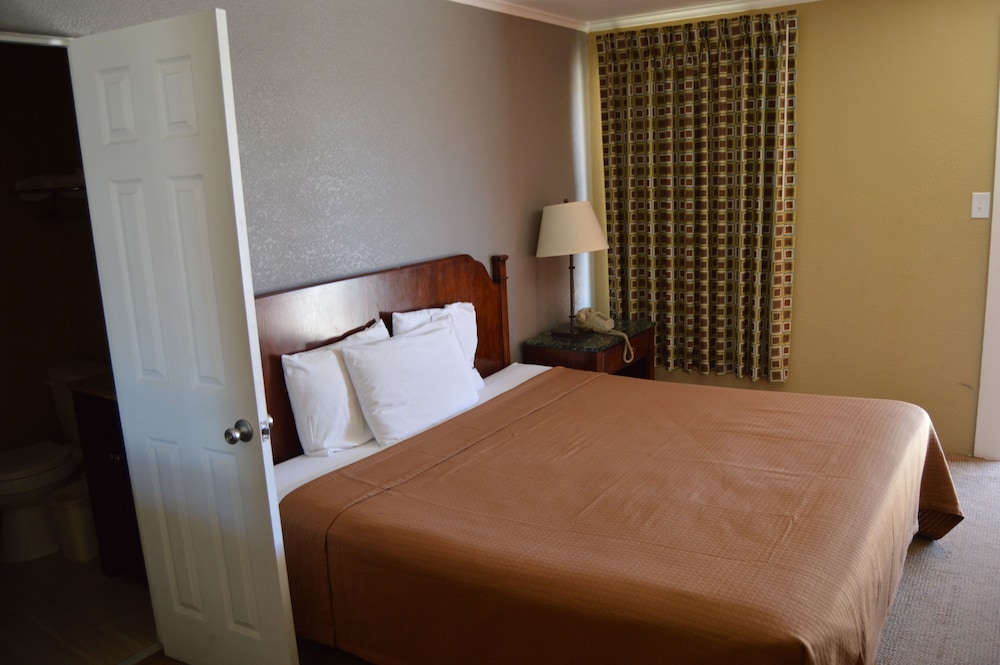 Deluxe Room, 1 King Bed photo 3
